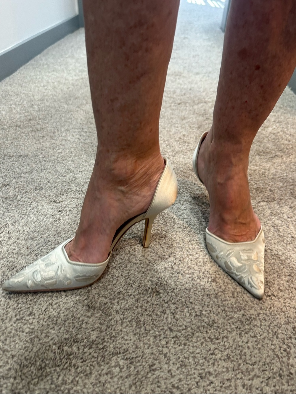 Vera Wang 5 1/2 Elegant Pointed-Toe Slingback Heels in Ivory